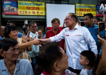 ANWAR Ibrahim beramah mesra bersama masyarakat Cina di Bakri sebelum menyampaikan ucapan semasa ceramah umum Pakatan Harapan di Bakri, Muar, Johor, semalam. -Sumber FB Anwar Ibrahim