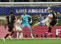Penyerang New Zealand, Chris Wood (kiri) menanduk bola melepasi penjaga gol Iran, Alireza Beiranvand ketika aksi Kumpulan G Piala Dunia 2026 di Stadium Los Angeles, Inglewood, hari ini, yang berakhir dengan keputusan seri 2-2. – AFP