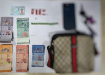 RAMPASAN pil kuda dan wang tunai yang dilakukan oleh PGA dalam serbuan di Kampung Semuba, Chetok, Pasir Mas, Kelantan. -I HSAN PGA