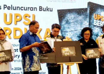 ZAMBRY Abd. Kadir melancarkan buku Nahas Gerik: UPSI Berduka di Universiti Pendidikan Sultan Idris (UPSI) Kampus Sultan Azlan Shah, Tanjung Malim hari ini.