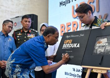 ZAMBRY Abd. Kadir melancarkan buku 'Nahas Gerik: UPSI Berduka' di Universiti Pendidikan Sultan Idris (UPSI) Kampus Sultan Azlan Shah, Tanjung Malim hari ini.