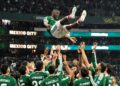 PEMAIN Mexico menjulang Julian Quinones selepas meledak jaringan pertama pada aksi pusingan 32 terbaik menentang Ecuador di Stadium Azteca, semalam-AFP