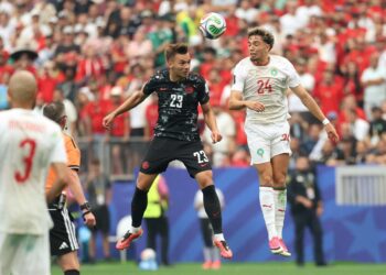 PEMAIN pertahanan Kanada, Niko Sigur (kiri) menanduk bola sambil diasak pemain tengah Maghribi, Neil El Aynaoui, dalam aksi pusingan 16 terbaik Piala Dunia 2026 di Stadium Houston.– AFP