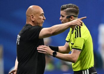 PENGENDALI Mesir,Hossam Hassan mempertikaikan keputusan pengadil ketika Mesir berdepan Argentina di pusingan 16 Piala Dunia 2026.-AFP