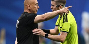PENGENDALI Mesir,Hossam Hassan mempertikaikan keputusan pengadil ketika Mesir berdepan Argentina di pusingan 16 Piala Dunia 2026.-AFP