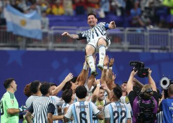 LIONEL Messi dijulang rakan sepasukan selepas Argentina mengesahkan kemaraan ke peringkat suku akhir Piala Dunia 2026.- AFP