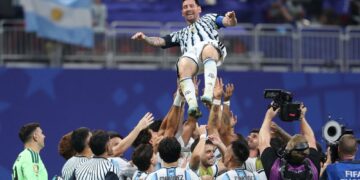 LIONEL Messi dijulang rakan sepasukan selepas Argentina mengesahkan kemaraan ke peringkat suku akhir Piala Dunia 2026.- AFP