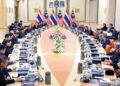 DELEGASI dua negara diketuai Anwar Ibrahim mewakili Malaysia dan Anutin Charnvirakul bagi pihak Thailand melakukan perbincangan di Kompleks Perdana Putra, Putrajaya semalam sempena lawatan rasmi dua hari Perdana Menteri Thailand ke negara ini.
