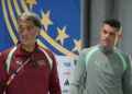 MURAT Yakin (kiri) bersama Granit Xhaka dalam sidang akhbar praperlawanan menjelang aksi Switzerland menentang Argentina, esok.- AFP