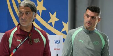 MURAT Yakin (kiri) bersama Granit Xhaka dalam sidang akhbar praperlawanan menjelang aksi Switzerland menentang Argentina, esok.- AFP