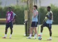DECLAN Rice (tengah), Marc Guehi (kanan) kembali menyertai latiha bersama skuad England.-AFP