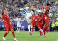 PENYERANG Argentina, Lautaro Martinez (kiri) diasak pertahanan Switzerland, Eray Coemert sambil diperhatikan Miro Muheim pada aksi suku akhir Piala Dunia 2026 di Stadium Arrowhead, Kansas City- AFP