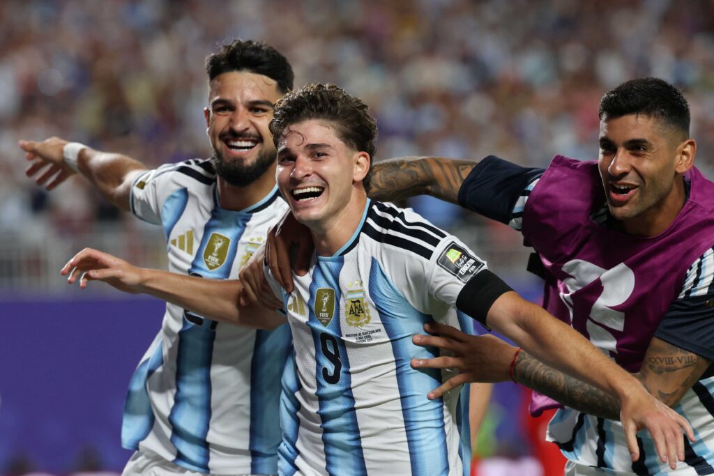 Argentina suffer before reaching semi-finals
