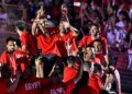 PEMAIN Mesir melambai ke arah ribuan penyokong ketika menaiki bas terbuka sebaik tiba di Stadium Kaherah, semalam, sebagai meraikan kejayaan bersejarah skuad The Pharaohs mara ke pusingan 16 terbaik Piala Dunia 2026 buat kali pertama. – AFP