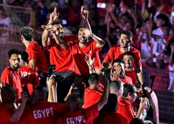 PEMAIN Mesir melambai ke arah ribuan penyokong ketika menaiki bas terbuka sebaik tiba di Stadium Kaherah, semalam, sebagai meraikan kejayaan bersejarah skuad The Pharaohs mara ke pusingan 16 terbaik Piala Dunia 2026 buat kali pertama. – AFP