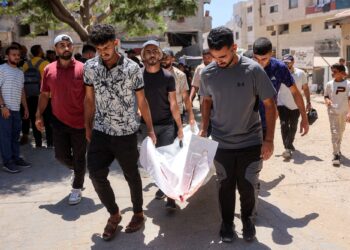 BEBERAPA lelaki mengusung mayat mangsa yang terbunuh selepas sebuah balai polis dibom tentera Israel di kem pelarian Palestin Jabalia, utara Semenanjung Gaza.-AFP