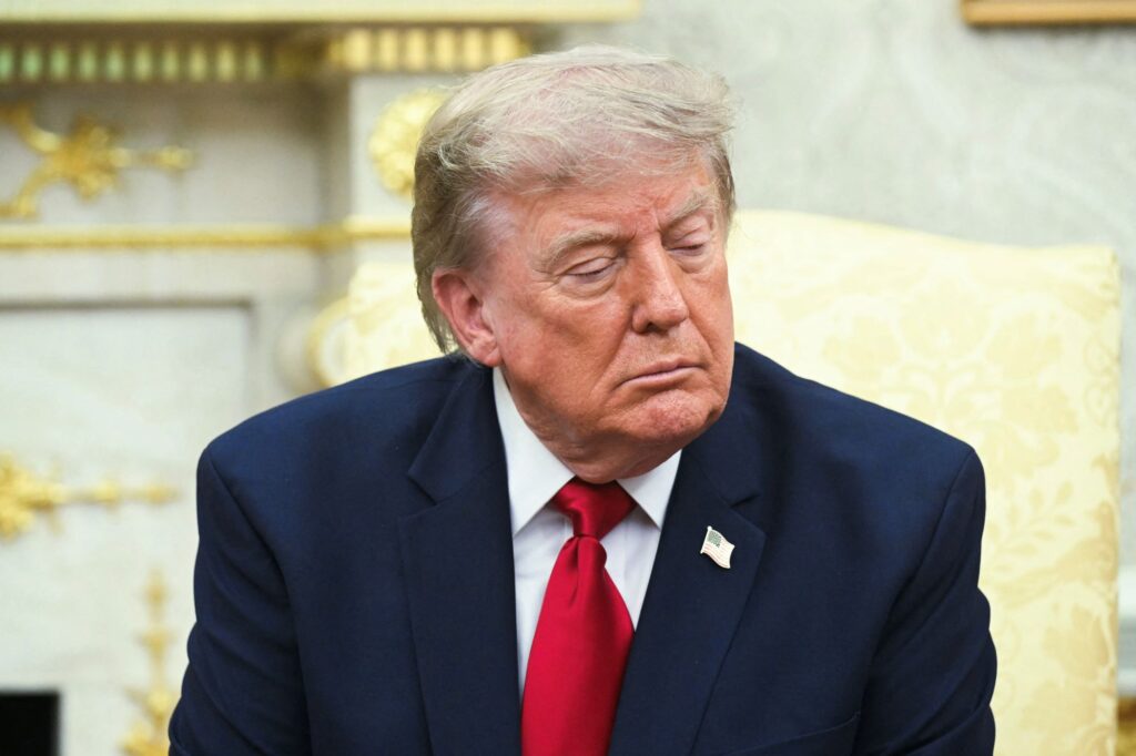 Trump Drops Hormuz Tariff Threat, Pursues Gulf Trade Deals as Iran Sanctions Resume