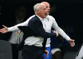 Jurulatih Perancis, Didier Deschamps membantah keputusan pengadil ketika aksi separuh akhir Piala Dunia 2026.-AFP