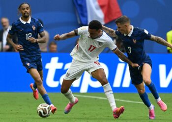 PEMAIN tengah England, Morgan Rogers (kiri) diasak pertahanan Perancis, Lucas Digne dalam aksi penentuan tempat ketiga Piala Dunia 2026 di Stadium Miami yang menyaksikan England menang bergaya 6-4. – AFP