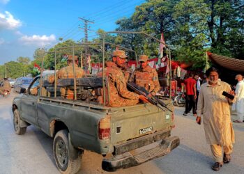 ANGGOTA tentera berkawal di luar sebuah pusat mengundi semasa fasa pertama pengundian bagi pilihan raya badan perundangan tempatan di Mirpur, Kashmir yang ditadbir Pakistan.-AFP 