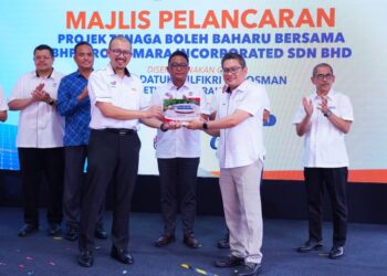 Fardzi Shah Razali (kiri) dan Faizul Idzhar Ahmad Yazi (kanan) semasa menyempurnakan majlis pelancaran projek tenaga boleh baharu bersama BHPetrol dan Mara Incorporated di Stesen BHP, Jalan Genting Klang 1, Kuala Lumpur, hari ini. - UTUSAN/DANISH HAKIMI KHAIR