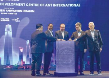 Anwar Ibrahim merasmikan pusat pembangunan global Ant International Kuala Lumpur di Menara Exchange 106 @ TRX, Kuala Lumpur, semalam. Turut sama, Menteri Pendidikan Tinggi, Datuk Seri Dr. Zambry Abdul Kadir dan Ketua Pegawai Eksekutif Ant Group, Cyril Han (dua, kanan). – UTUSAN/
M. FIRDAUS M. JOHARI