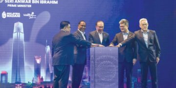 Anwar Ibrahim merasmikan pusat pembangunan global Ant International Kuala Lumpur di Menara Exchange 106 @ TRX, Kuala Lumpur, semalam. Turut sama, Menteri Pendidikan Tinggi, Datuk Seri Dr. Zambry Abdul Kadir dan Ketua Pegawai Eksekutif Ant Group, Cyril Han (dua, kanan). – UTUSAN/
M. FIRDAUS M. JOHARI
