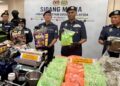 AMRAN Ahmad (tengah) menunjukkan bungkusan dadah yang dibungkus dalam plastik makanan untuk diseludup ke pasaran antarabangsa dalam sidang akhbar Kejayaan JKDM Menumpaskan sindiket pengedaran dadah antarabangsa di Ibu Pejabat Cawangan Narkotik JKDM, Nilai, Seremban semalam.- UTUSAN / NOR SHAFIQAH MOHD GHAZALI