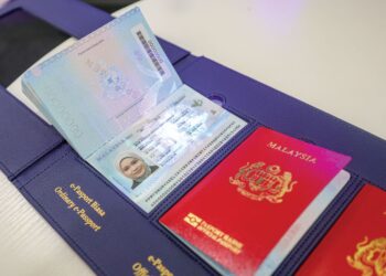Pasport baharu Malaysia sukar dipalsukan kerana mempunyai 
94 ciri keselamatan tinggi. –  UTUSAN/FARIZ RUSADIO