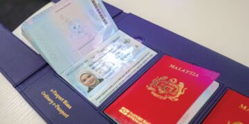 Pasport baharu Malaysia sukar dipalsukan kerana mempunyai
94 ciri keselamatan tinggi. – UTUSAN/FARIZ RUSADIO