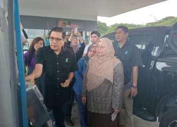 FUZIAH Salleh meninjau pelaksanaan mekanisme bantuan subsidi Budi Madani Diesel di Bandar Dato' Onn, Johor Bahru hari ini.