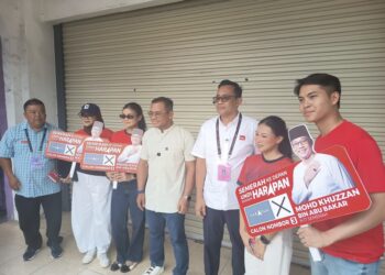 AMIRUDDIN Shaari (tengah) bersama dengan calon PH DUN Semerah, Mohd. Khuzzan Abu Bakar selepas mengadakan tinjauan mesra bersama peniaga di sekitar Jalan Penggaram, Batu Pahat hari ini.