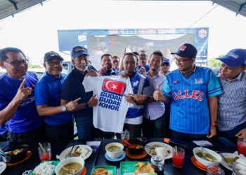 KHAIRY Jamaluddin bersama Najib Samuri (dua dari kanan), bergambar pada Program Sembang Inspirasi Parit Yaani di Jalan Budaya Jayai hari ini. UTUSAN/SHIDDIEQIIN ZON