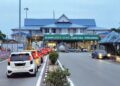 KENDERAAN Malaysia beratur memasuki Kompleks Imigresen, Kastam, Kuarantin dan Keselamatan (ICQS) Rantau Panjang, Kelantan untuk urusan imigresen sebelum ke Thailand. – UTUSAN/YATIMIN ABDULLAH
