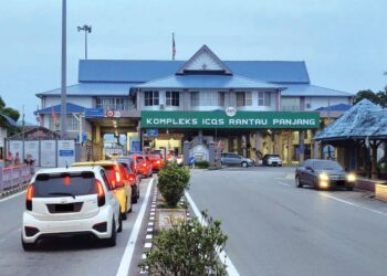 KENDERAAN Malaysia beratur memasuki Kompleks Imigresen, Kastam, Kuarantin dan Keselamatan (ICQS) Rantau Panjang, Kelantan untuk urusan imigresen sebelum ke Thailand. – UTUSAN/YATIMIN ABDULLAH