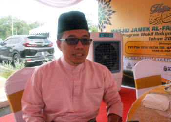 MD. Azhan Samat ketika ditemui pemberita pada perasmian Masjid Jamek Al-Faizin, Kampung Bukit Tembakau, sempena Program Wakil Rakyat Untuk Rakyat (WRUR) DUN Serkam, Melaka hari ini. UTUSAN/AMRAN MULUP