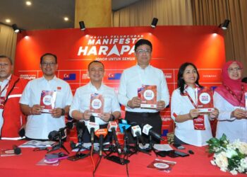 AMINOLHUDA Hassan, Suhaizan Kaiat, Dr. Maszlee Malik, Andrew Chen Kah Eng, Teo Nie Ching dan Dr. Zaliha Mustafa menunjukkan manifesto PH sempena Peluncuran Manifesto Harapan Johor Untuk Semua sempena PRN Johor ke 16 di Johor Bahru, Johor hari ini.- UTUSAN/RAJA JAAFAR ALI
