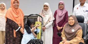 A’isyah Hanna Fauzi bersama ibunya (kiri) pada Sambutan Hari Pekak Buta Sedunia 2026 Peringkat Kebangsaan di Gombak,  baru-baru ini. 
– UTUSAN/MUHAMMAD AKMAL ZUHDI