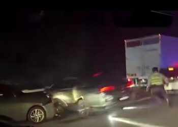 TANGKAP layar video tular sebuah kereta sedan cuba melarikan diri selepas dipercayai enggan berhenti ketika diarahkan anggota Trafik Peronda Lebuhraya sebelum memecut dan memandu secara berbahaya. -GAMBAR / TULAR