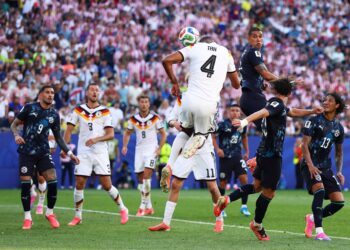 TANDUKAN pemain pertahanan Jerman, Jonathan Tah yang berjaya menghasilkan gol kedua pasukan pada awalnya dibatalkan Video Bantuan Pengadil (VAR) selepas pengadil mengesan kekasaran oleh Waldemar Anton terhadap penjaga gol Paraguay, Orlando Gill dalam aksi Piala Dunia 2026 pusingan 32 di Stadium Boston.-AFP
