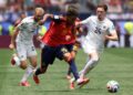 BINTANG Sepanyol, Lamine Yamal mengawal bola ketika diasak oleh pemain tengah Austria, Paul Wanner dalam perlawanan pusingan 32 terbaik Piala Dunia 2026 Stadium Los Angeles, semalam yang berkesudahan Sepanyol menang 3-0.- AFP