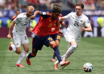 BINTANG Sepanyol, Lamine Yamal mengawal bola ketika diasak oleh pemain tengah Austria, Paul Wanner dalam perlawanan pusingan 32 terbaik Piala Dunia 2026 Stadium Los Angeles, semalam yang berkesudahan Sepanyol menang 3-0.- AFP