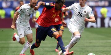 BINTANG Sepanyol, Lamine Yamal mengawal bola ketika diasak oleh pemain tengah Austria, Paul Wanner dalam perlawanan pusingan 32 terbaik Piala Dunia 2026 Stadium Los Angeles, semalam yang berkesudahan Sepanyol menang 3-0.- AFP