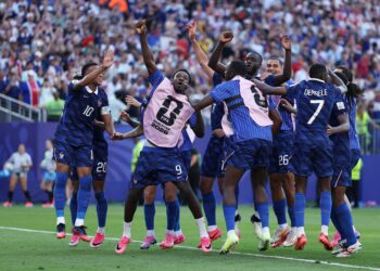 Skuad Perancis meraikan kejayaan mara ke suku akhir Piala Dunia 2026 selepas menewaskan Paraguay 1-0 dalam aksi pusingan 16 terbaik, awal pagi tadi-AFP