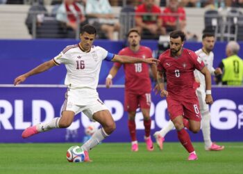 RODRI mengawal bola ketika Sepanyol berdepan Portugal di pusingan 16 Piala Dunia 2026.- AFP