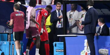 PENYERANG Switzerland, Breel Embolo meninggalkan padang selepas dilayangkan kad merah pada aksi suku akhir Piala Dunia 2026 menentang Argentina di Stadium Arrowhead, Kansas City.-AFP