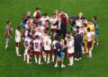 DE la Fuente bercakap degan pemain selepas mengesahkan kemaraan ke final Piala Dunia 2026.-AFP