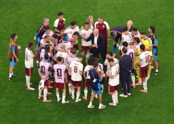 DE la Fuente bercakap degan pemain selepas mengesahkan kemaraan ke final Piala Dunia 2026.-AFP
