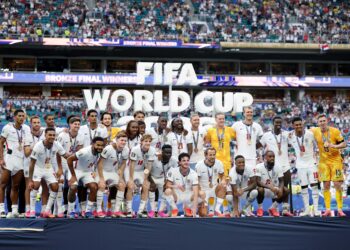 PEMAIN England bergambar bersama pingat tempat ketiga selepas menewaskan Perancis 6-4 dalam aksi penentuan tempat ketiga Piala Dunia 2026 di Stadium Miami, sekali gus menamatkan kempen mereka dengan bergaya. – AFP