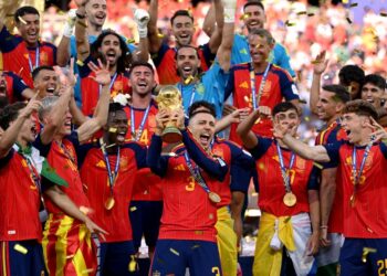 PEMAIN Sepanyol menjulang trofi Piala Dunia 2026.- AFP